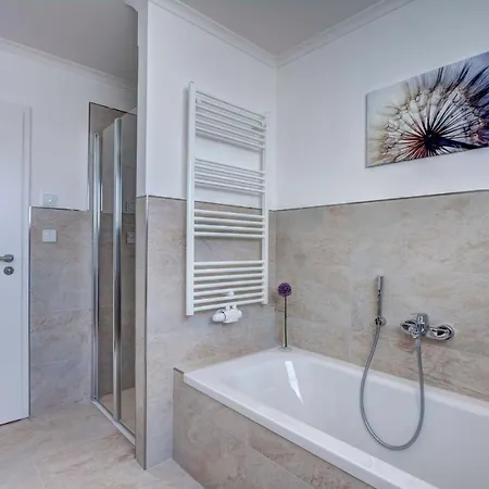 Margarete, Strandnah Hotel